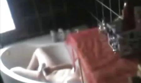 Banyoda Rus olgun ve çocuk seks izle mature