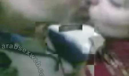 Kamera dul yaşlı olgun sex kız üçlü stand için lezbiyen bir çift katıldı