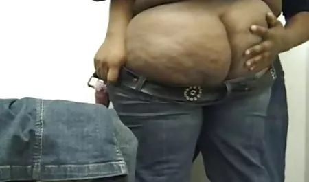 Sokakta iki erkekle yatmak için hazır seksi olgun sekd kırmızı satmak-satın suçluluk