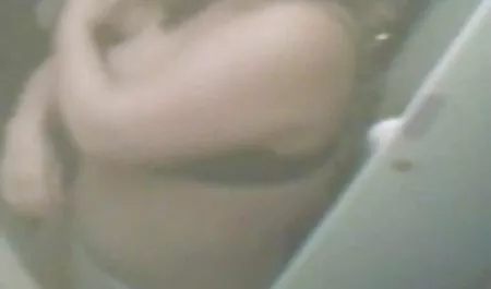 Sansasyonel mature sikişme çift handjob