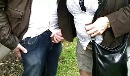 Sıkıca teen göğüsleri üzerine fırça tarafı mature seks mom kontrol et